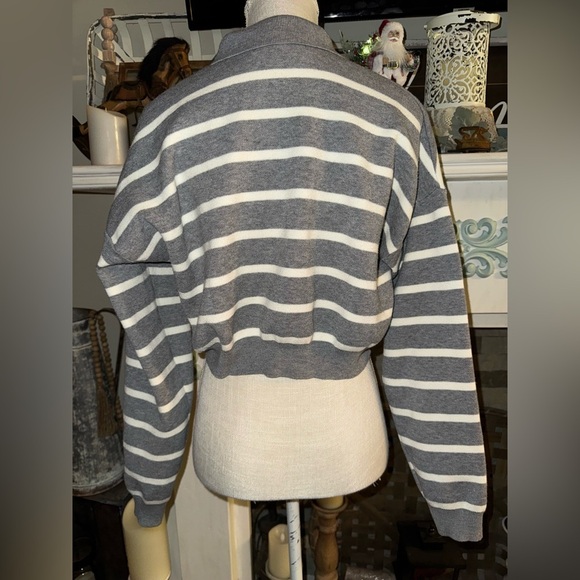Bershka get and white striped cropped, collared sweater size M. EUC - Picture 3 of 5